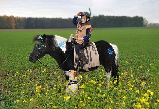 Bild eines Kindes als Indianer geschminkt auf einem Pferd