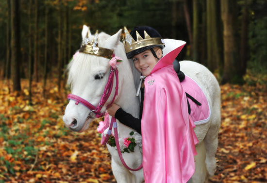 Bild eines Kindes als Prinzessin mit einem weißen Pony
