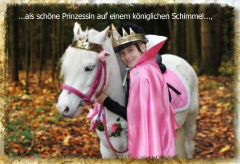 Bild eines Kindes als Prinzessin verkleidet mit einem Pony