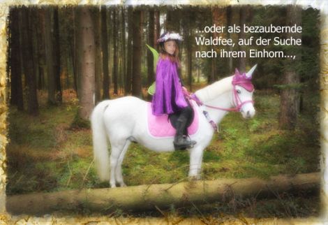 Bild eines Kindes als Waldfee verkleidet auf einem Pony