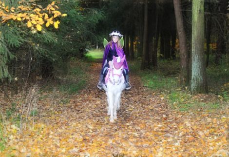 Bild eines Kindes als Waldfee verkleidet auf einem Pony